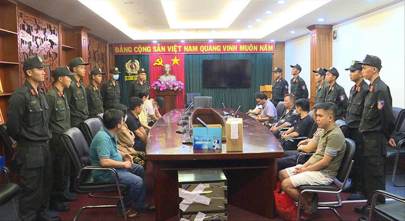 Cảnh sát bắt giữ các đối tượng trong đường dây cá độ bóng đá 30.000 tỷ đồng Cảnh sát bắt giữ các đối tượng trong đường dây cá độ bóng đá 30.000 tỷ đồng