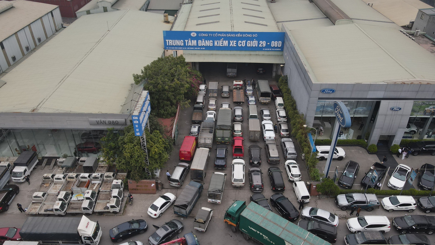 Trung tâm đăng kiểm sẽ bớt cảnh ô tô xếp hàng dài chờ đợi khi thông tư 16 sửa đổi được thông qua Ảnh: Trọng Tài