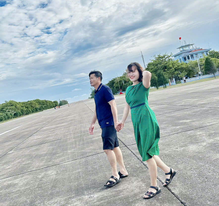 Phút gần gũi của chị Trần Thị Hải Bắc và Trung tá Trần Công Dụng ở ở Trường Sa lớn. Phút gần gũi của chị Trần Thị Hải Bắc và Trung tá Trần Công Dụng ở ở Trường Sa lớn.