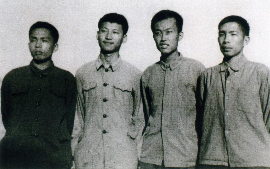 Ông Tập Cận Bình (thứ hai từ trái sang) ở tỉnh Thiểm Tây, tây bắc Trung Quốc, năm 1973Ảnh: Xinhua Ông Tập Cận Bình (thứ hai từ trái sang) ở tỉnh Thiểm Tây, tây bắc Trung Quốc, năm 1973Ảnh: Xinhua