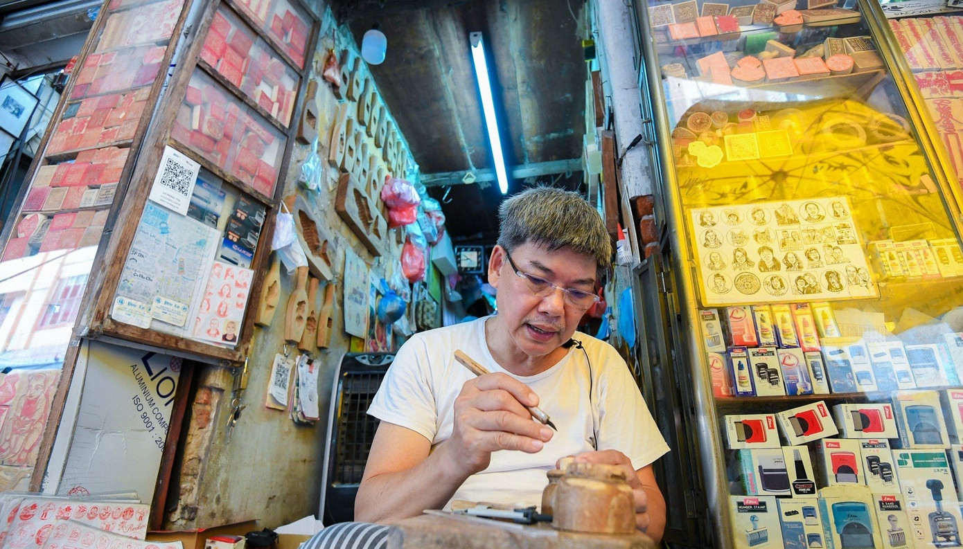 Ông Toàn làm nghề khắc dấu gỗ đã hơn nửa thế kỷ, đây là nghề gia truyền của gia đình ông