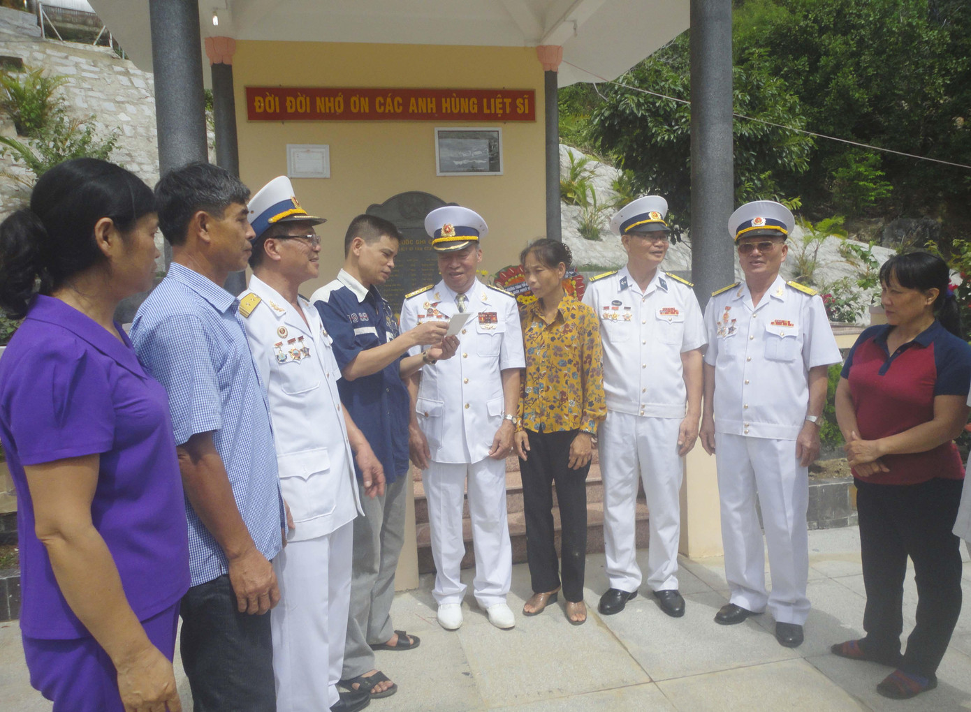 Các CCB và thân nhân liệt sĩ tàu C235 gặp gỡ tại Khu di tích Quốc gia Hòn Hèo. Ảnh: Kiến Nghĩa