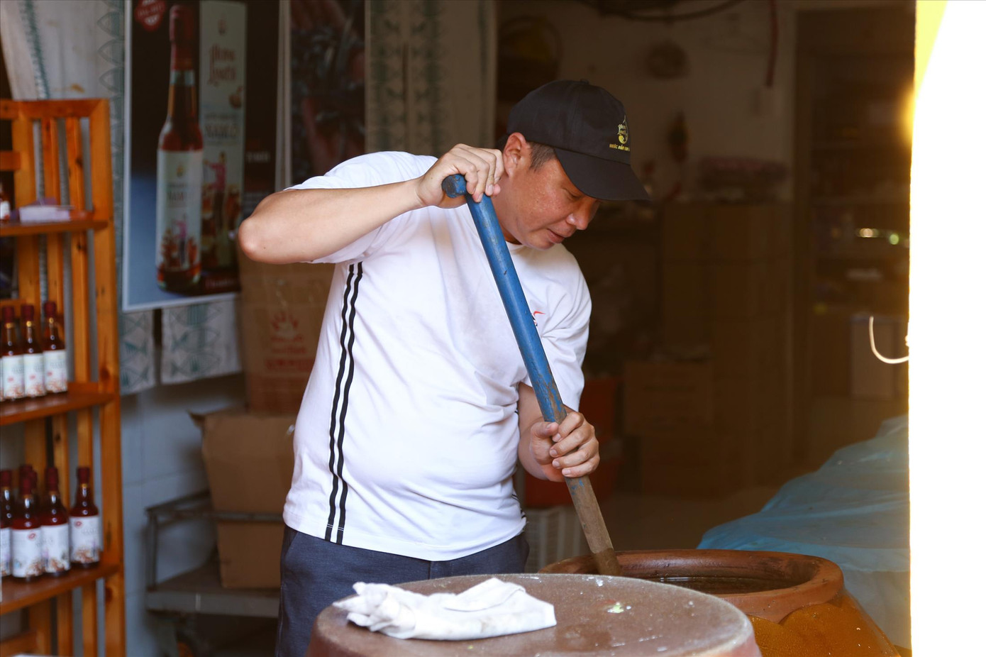 Những người trẻ như Bùi Thanh Phú đang ngày ngày đưa thương hiệu nước mắm Nam Ô vươn xa. Ảnh: Giang Thanh