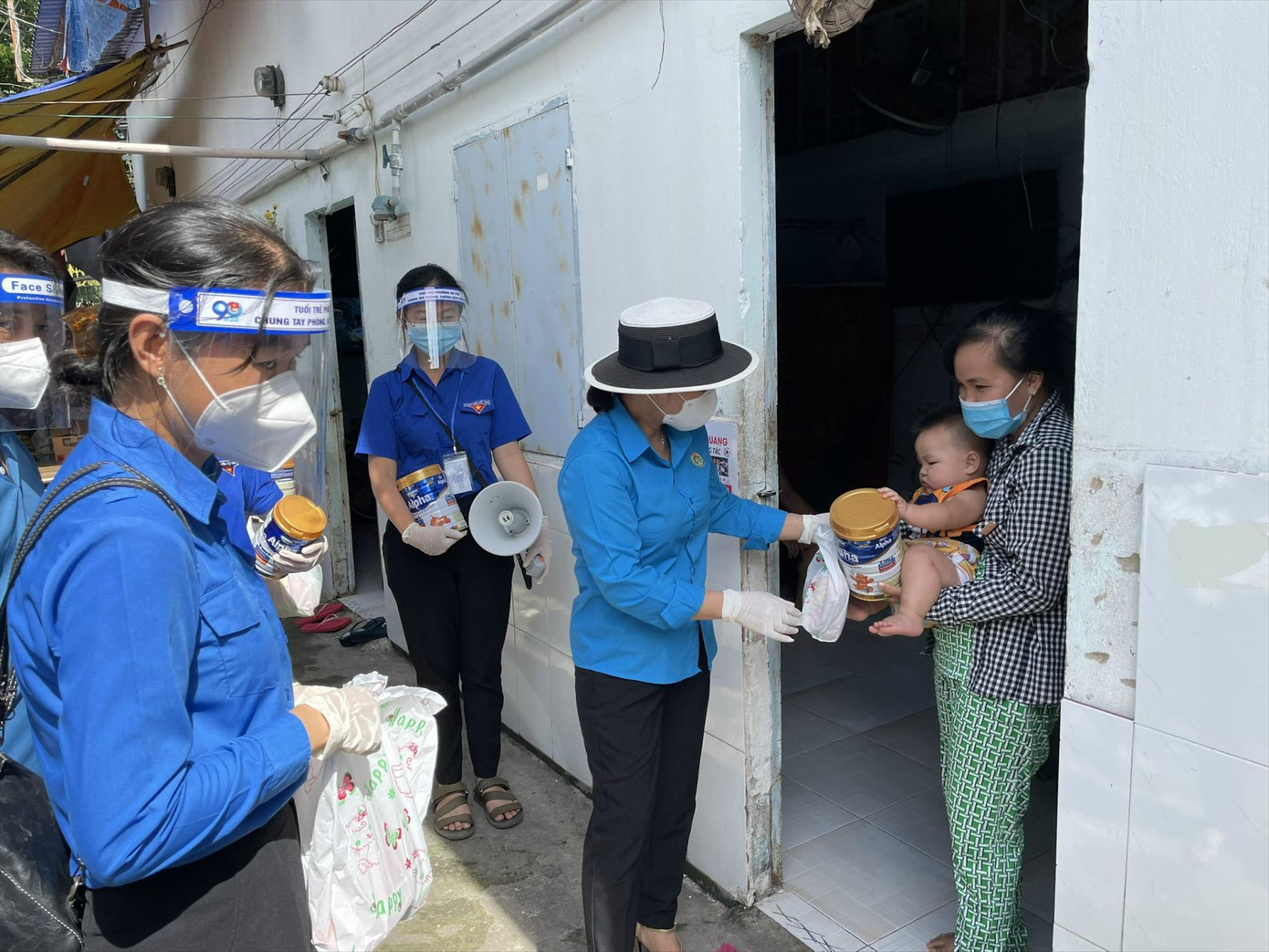 Tặng quà cho người lao động ở Bình Dương. Ảnh: H.C