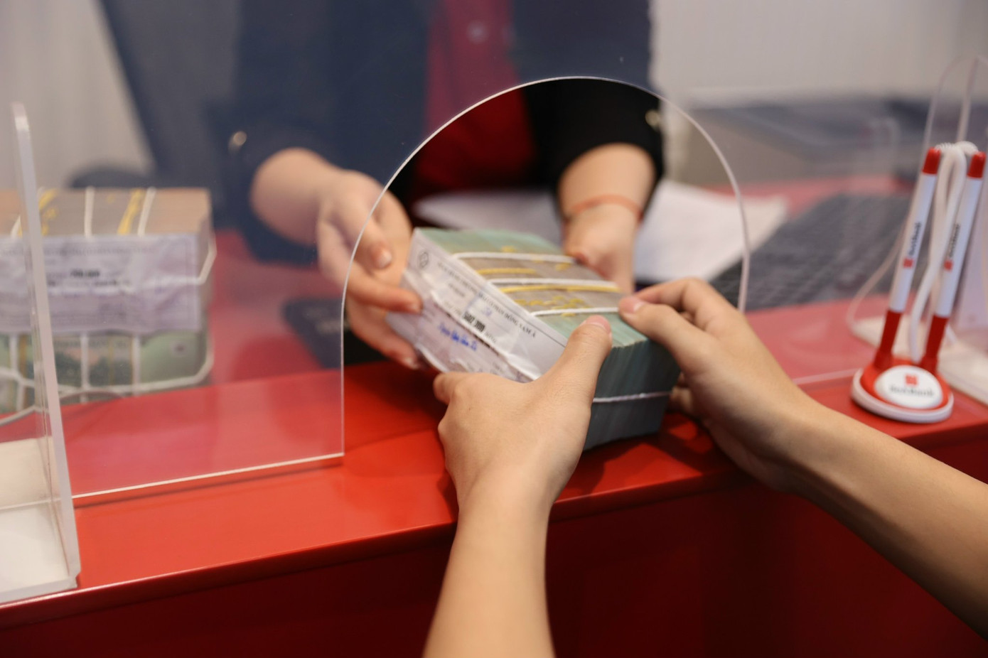 Nhiều ngân hàng tăng trưởng tín dụng giảm vì doanh nghiệp khó khăn. Ảnh: Như Ý