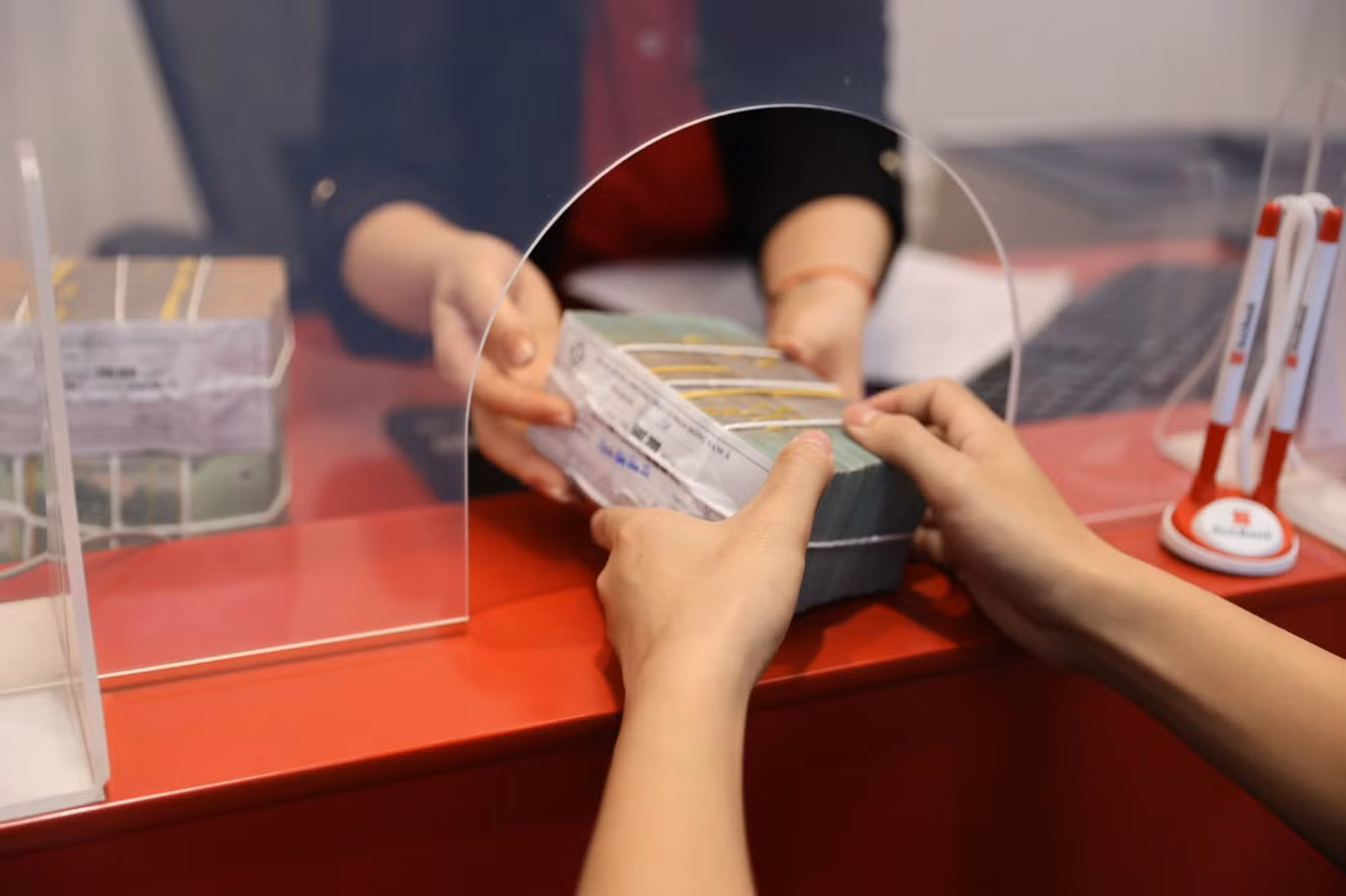 Nhiều ngân hàng tăng trưởng tín dụng giảm vì doanh nghiệp khó khăn. Ảnh: Như Ý