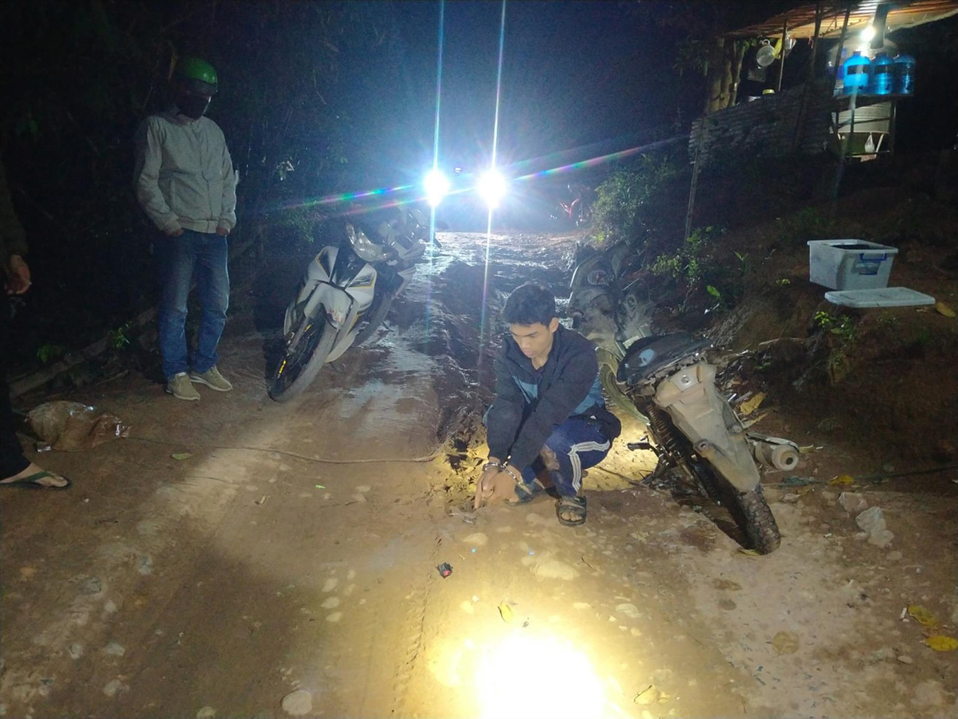 Nhiều vụ buôn lậu vào ban đêm bị lực lượng chức năng cửa khẩu Lao Bảo bắt giữ ảnh: PXD