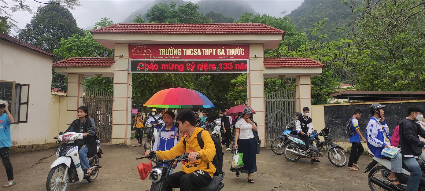 Trường THCS và THPT Bá Thước (huyện Bá Thước) thuộc địa bàn vừa ra khỏi vùng đặc biệt khó khăn