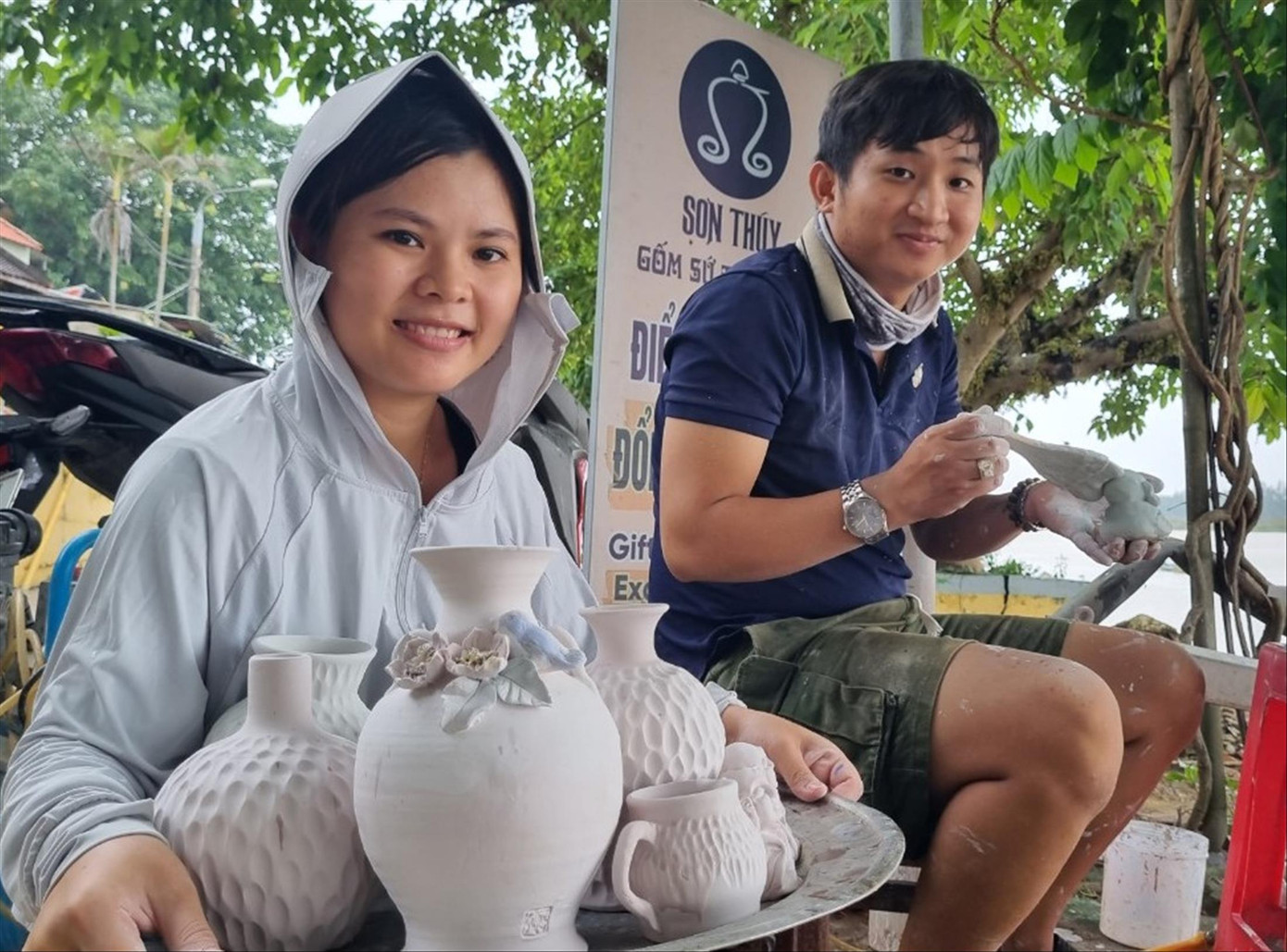 Vợ chồng người thợ trẻ vẫn ngày ngày cần mẫn chế tác gốm