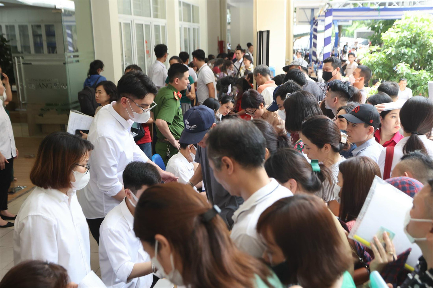 Phụ huynh chen lấn, xô đẩy nhau giành suất học cho con ở Hà Nội trong thời gian vừa qua