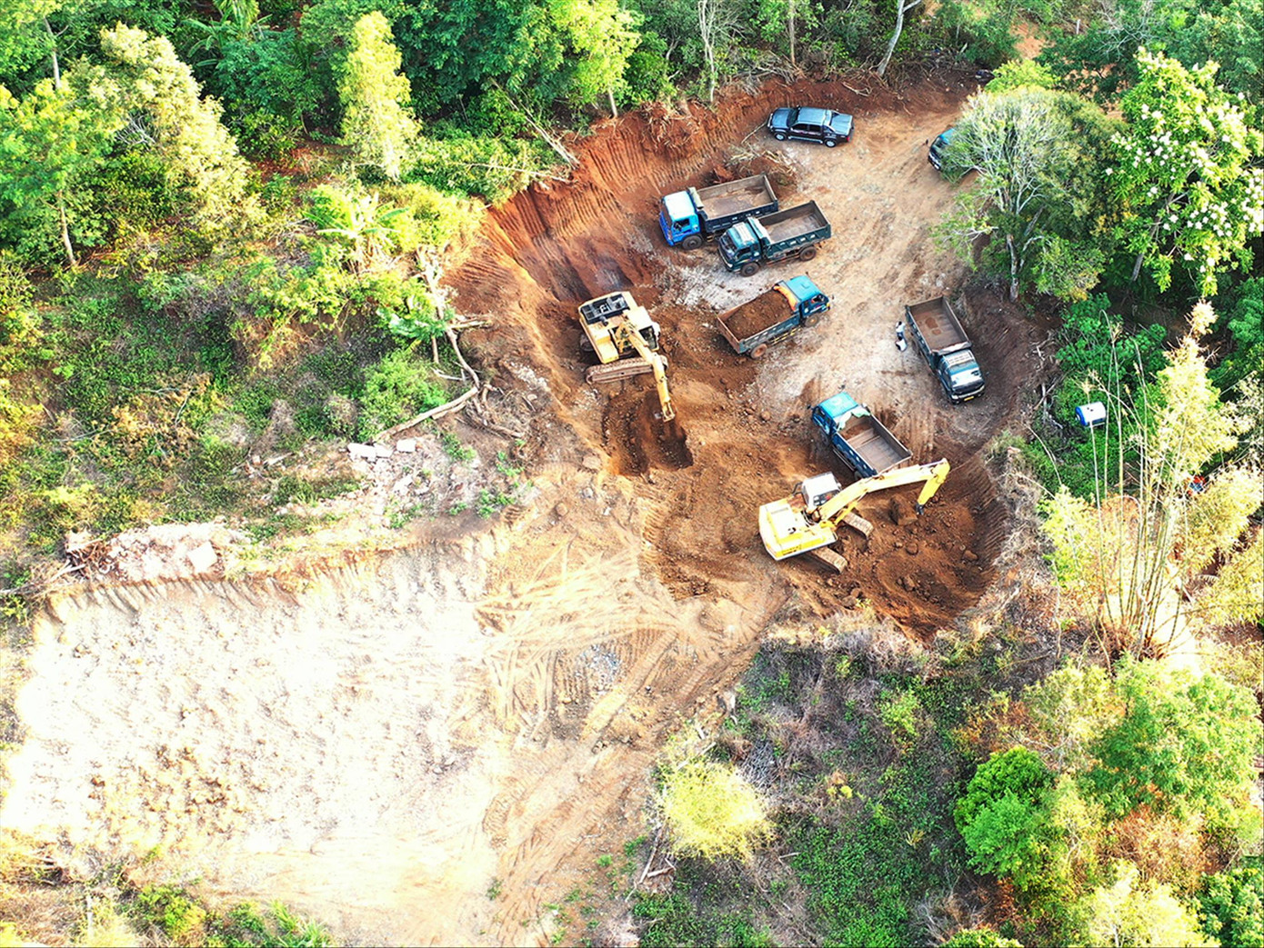 Các máy múc và xe tải múc đất nhà ông Hương