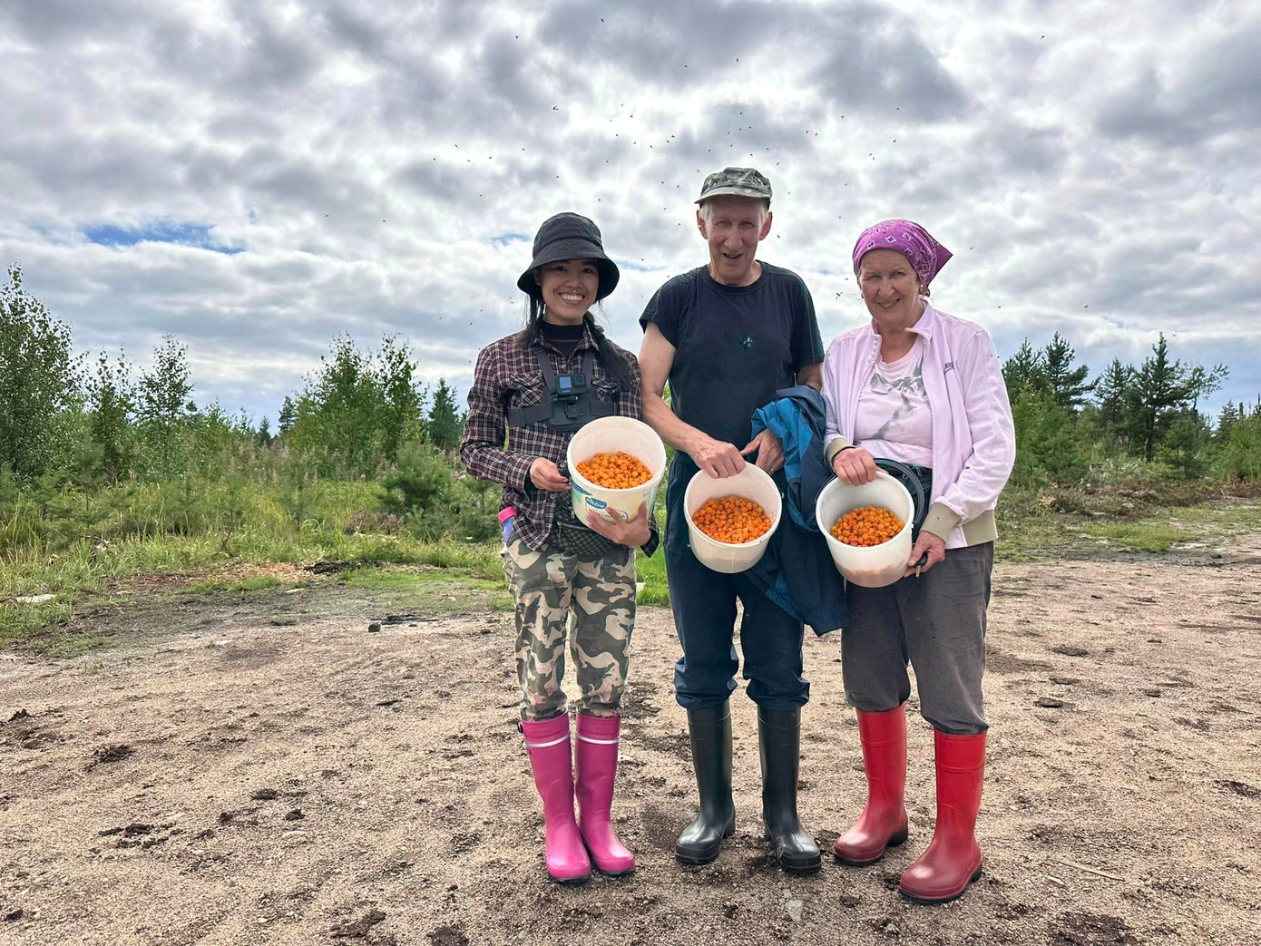 Thuý và những người họ hàng bên chồng của cô, những người đã bị “trò chơi tắm rừng” thuyết phục