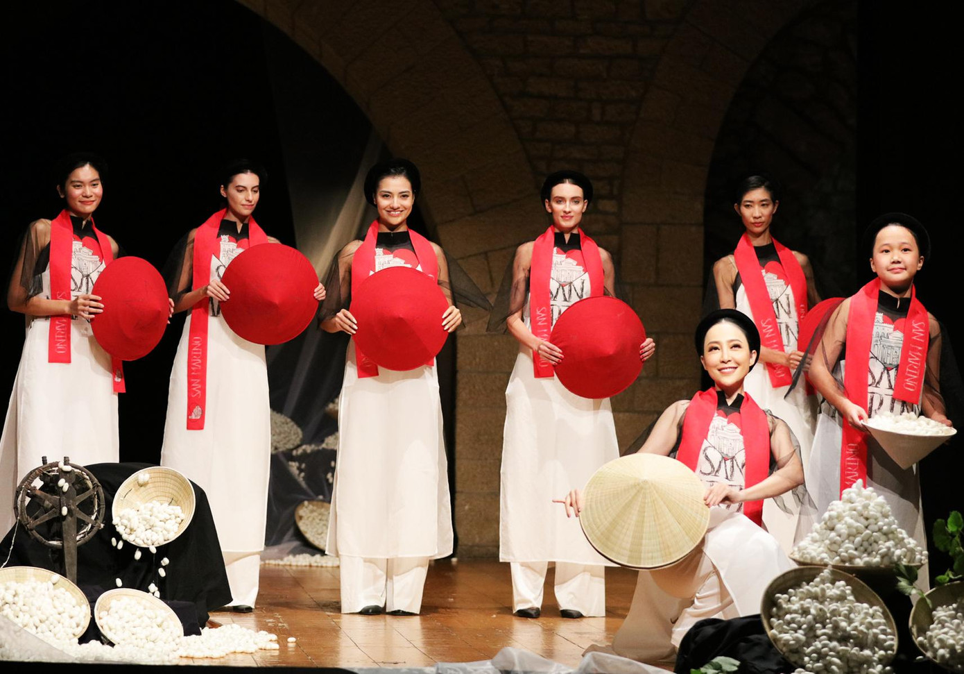 Các nghệ sĩ, người mẫu Ý và Việt Nam biểu diễn áo dài ở San Mario