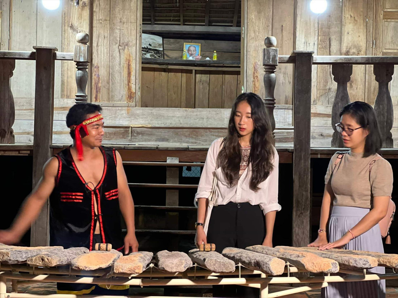 Du khách chiêm ngưỡng đàn đá của người Raglai - Khánh Sơn Du khách chiêm ngưỡng đàn đá của người Raglai - Khánh Sơn