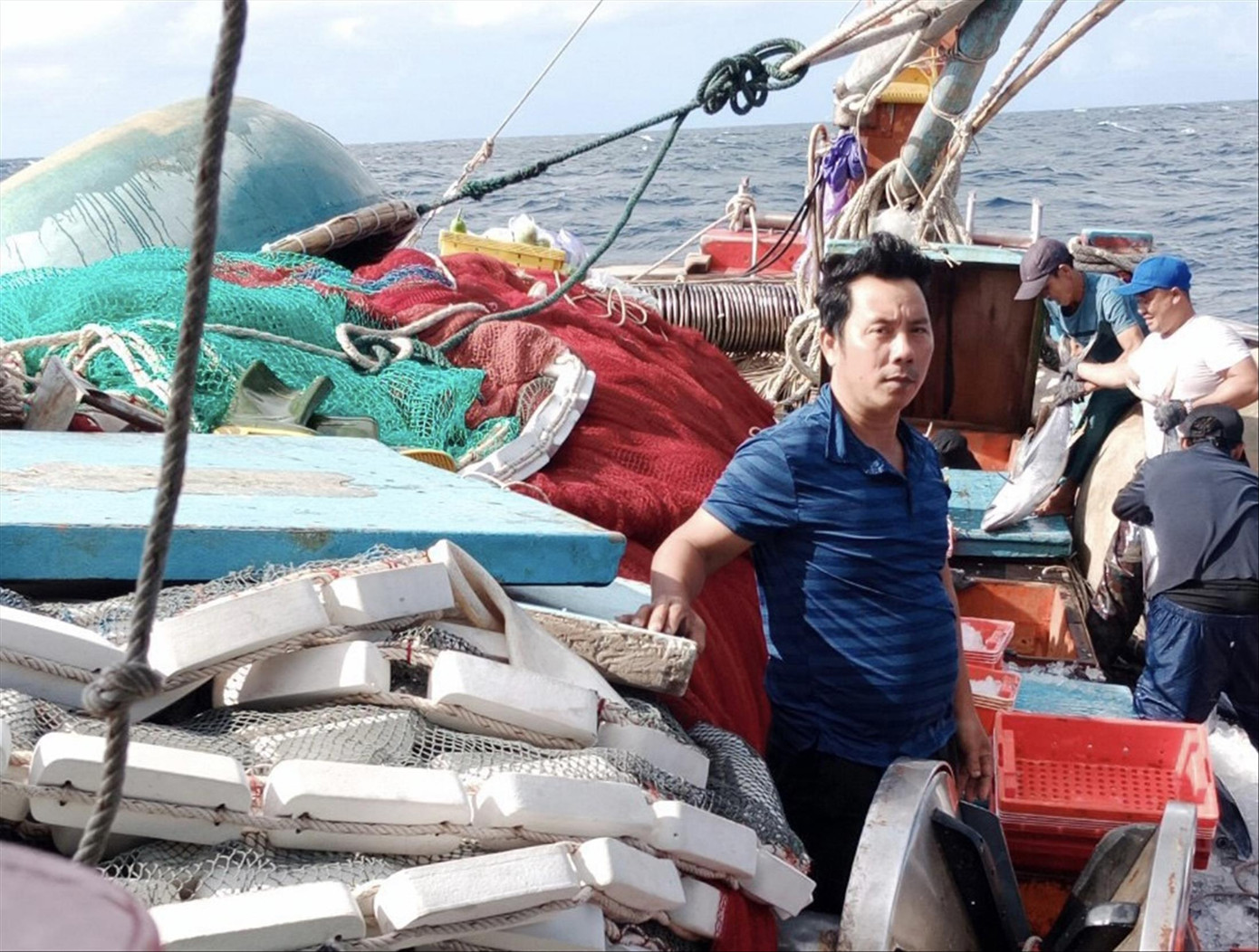 Ngư dân Nguyễn Ngọc Cảnh trong một chuyến đi biển