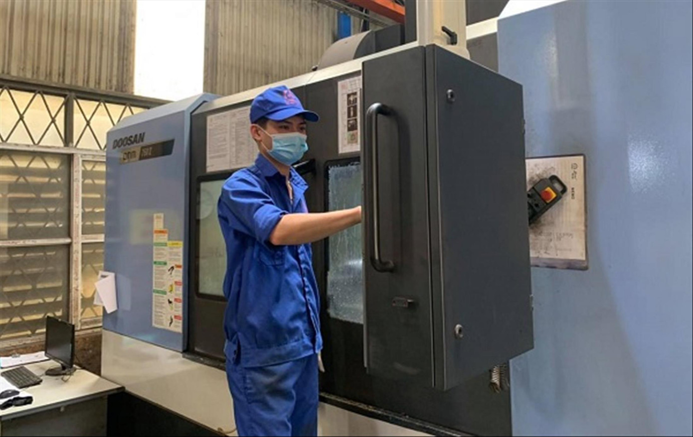 Công nhân sản xuất trong bối cảnh dịch bệnh COVID-19 diễn biến phức tạp Ảnh: Hoàng Anh