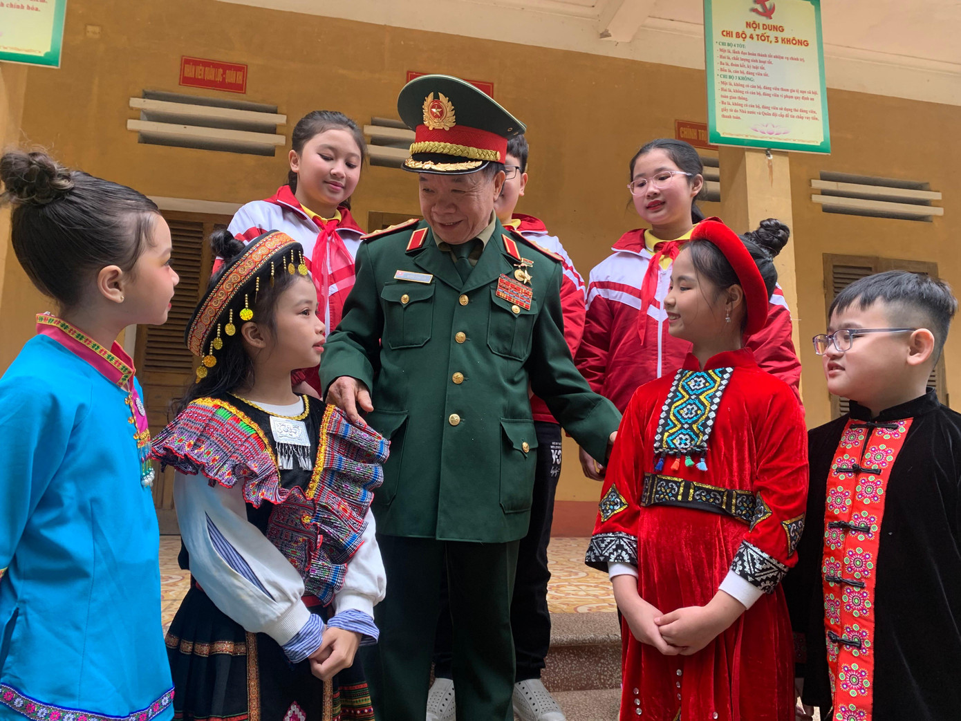 Tuổi trẻ xứ Lạng nghe ông Sửu kể chuyện chiến trường Ảnh: Bích Hợp Tuổi trẻ xứ Lạng nghe ông Sửu kể chuyện chiến trường Ảnh: Bích Hợp