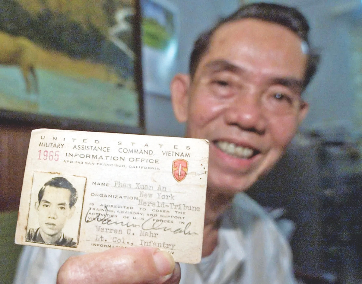 Phạm Xuân Ẩn khoe thẻ nhà báo năm 1965 tại nhà riêng ở thành phố Hồ Chí Minh, Việt Nam, ngày 26/4/2000. Ảnh tư liệu Phạm Xuân Ẩn khoe thẻ nhà báo năm 1965 tại nhà riêng ở thành phố Hồ Chí Minh, Việt Nam, ngày 26/4/2000. Ảnh tư liệu