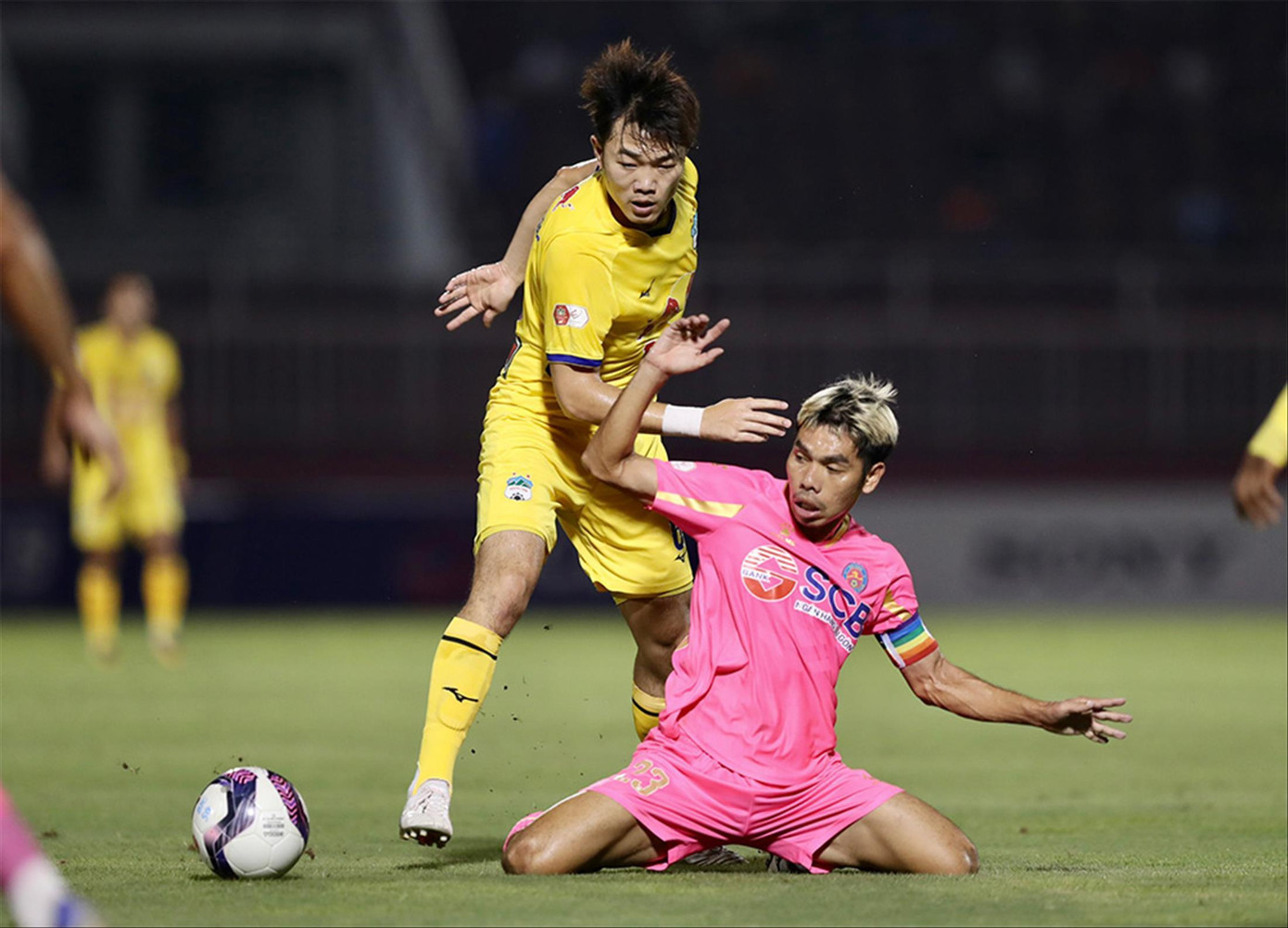 Sài Gòn FC (phải) đã không còn là chính mình sau khi “thay máu” gần toàn bộ lực lượng cũ. Ảnh: Anh Tú