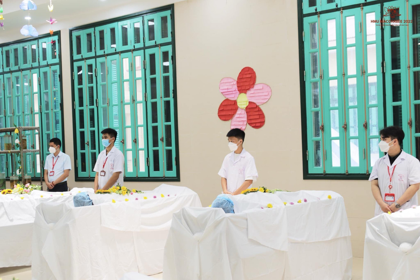 SV trường ĐH Y Hà Nội bên những xác hiến tại Lễ Macchabeé.