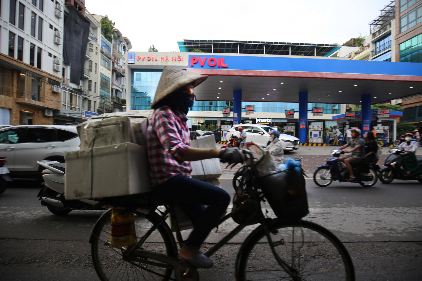 Giá xăng dầu tăng đã gián tiếp làm cho người nghèo đối mặt khó khăn nhiều hơn Ảnh: Như ý Giá xăng dầu tăng đã gián tiếp làm cho người nghèo đối mặt khó khăn nhiều hơn Ảnh: Như ý