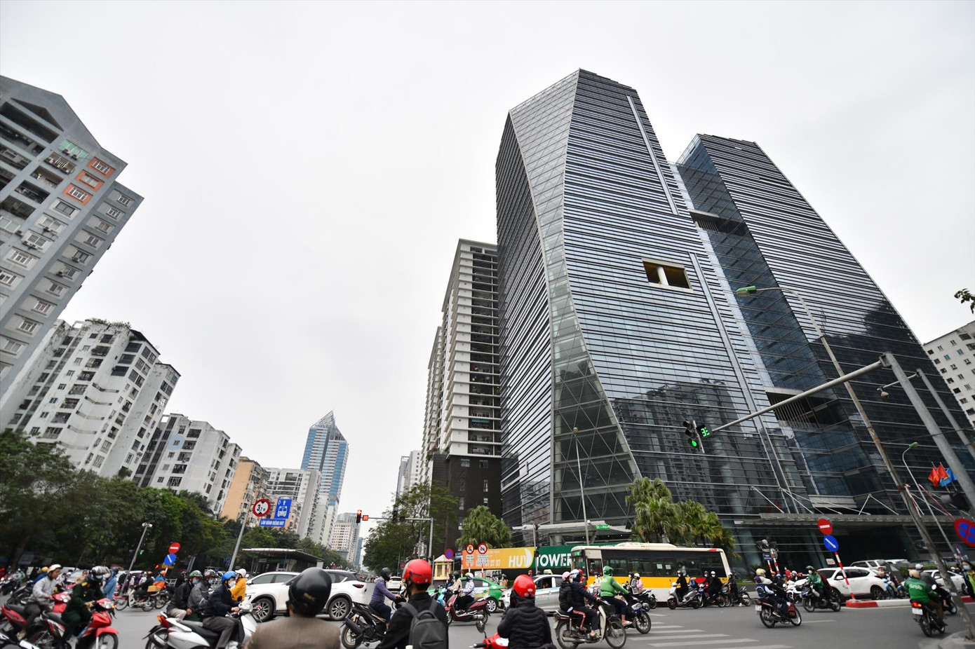 Tuyến đường Lê Văn Lương với nhiều chung cư “băm nát” quy hoạch. Ảnh: Như Ý Tuyến đường Lê Văn Lương với nhiều chung cư “băm nát” quy hoạch. Ảnh: Như Ý