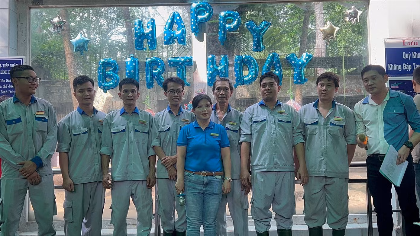 Những “cha mẹ nuôi” của hổ tại Thảo cầm viên Sài Gòn. Ảnh: U.P