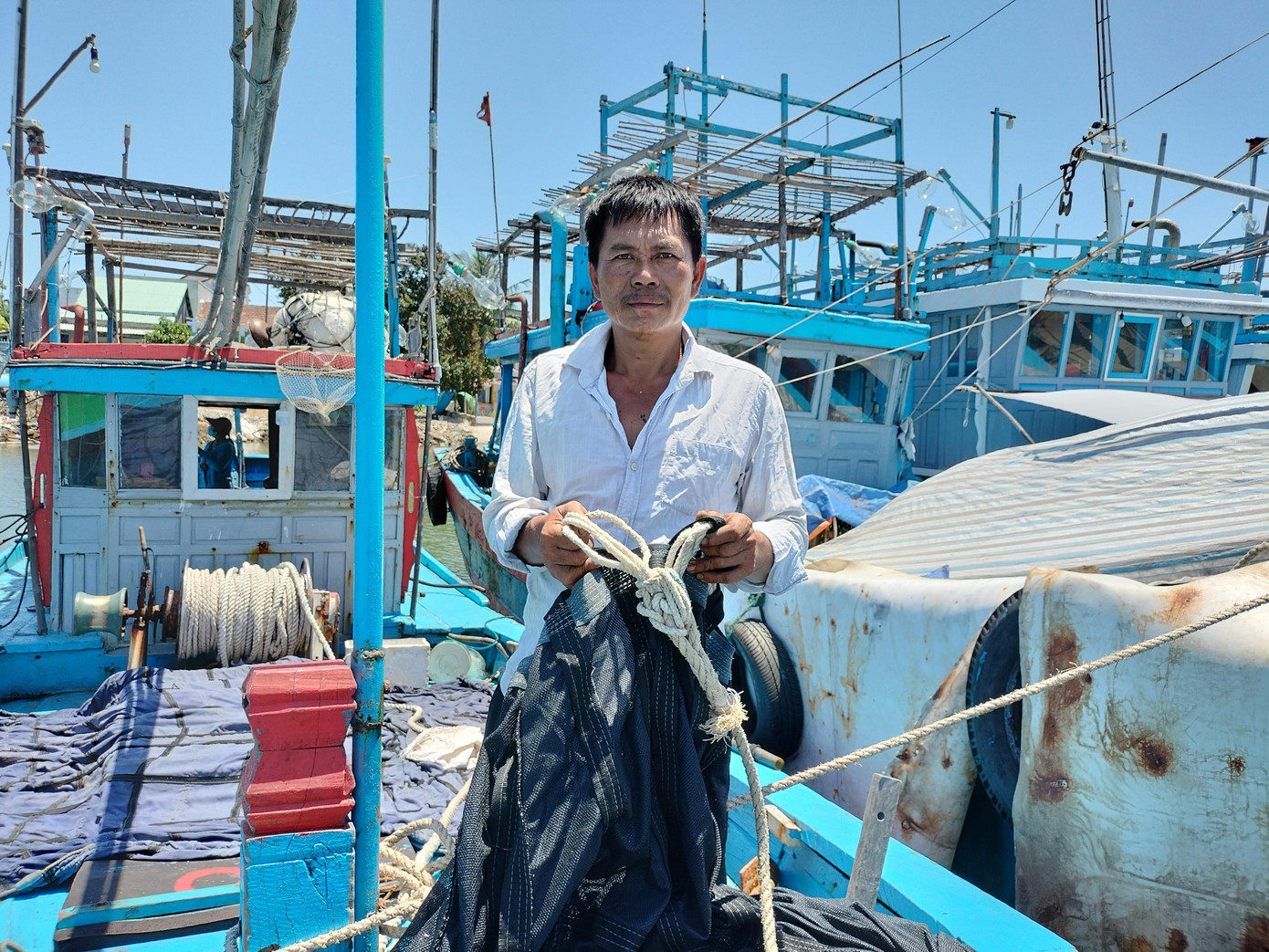 Ngư dân Huỳnh Ngọc Anh, chủ tàu QN91617TS phải cho tàu nằm bờ 3 tháng nay. Ảnh:Hoài Văn