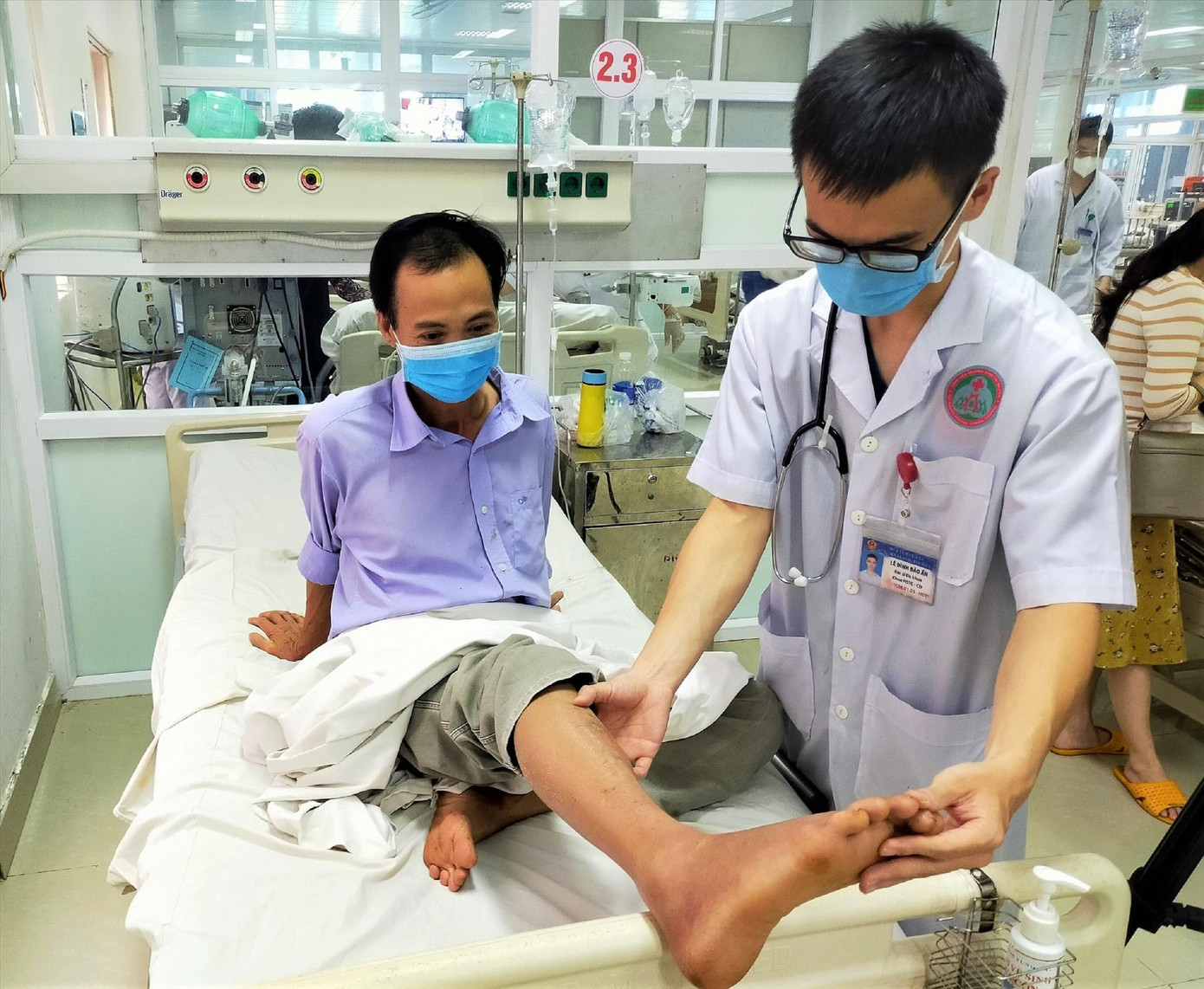 Ông Trần Văn Thụ đang điều trị tại Bệnh viện vùng do rắn cắn