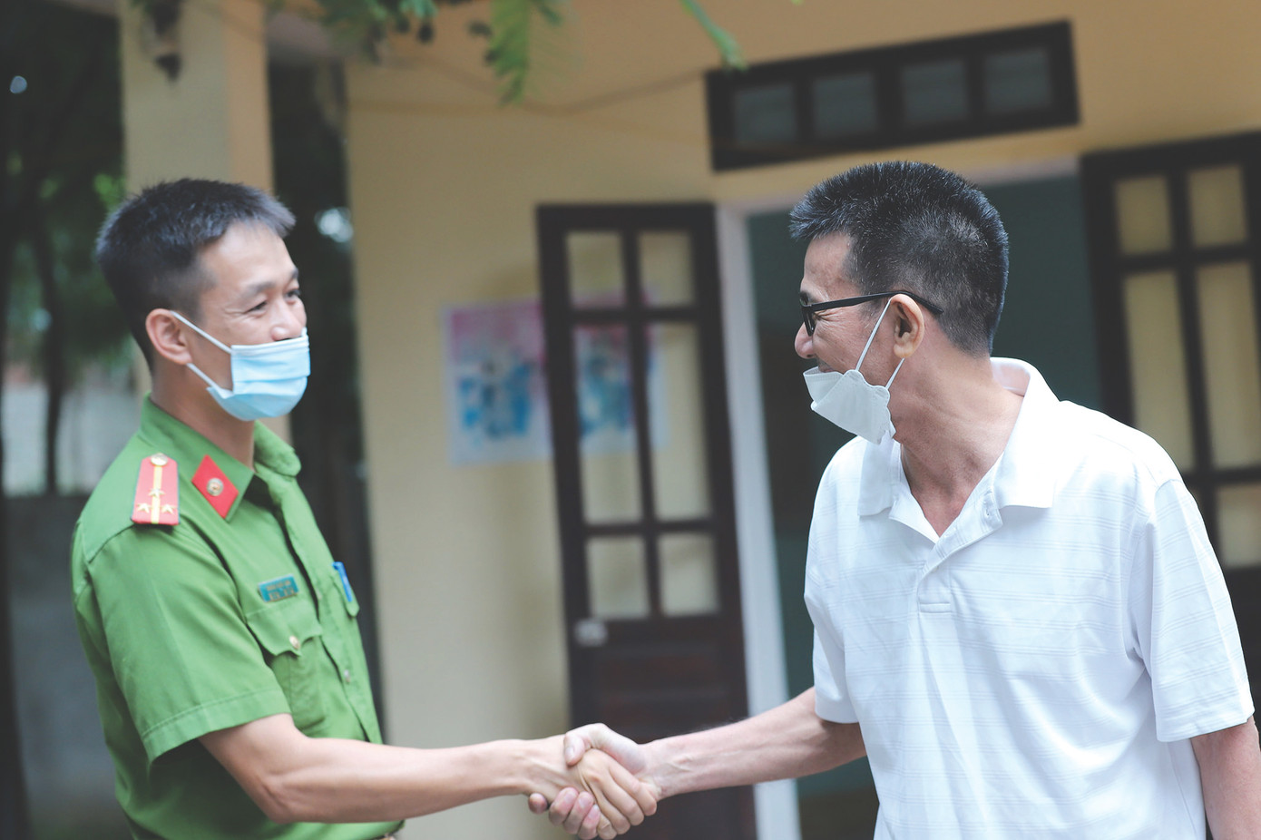 Người đàn ông sau khi được đặc xá dịp 2/9/2022 tại trại giam Vĩnh Quang, huyện Tam Đảo, Vĩnh Phúc chia tay cán bộ quản giáo để về nhà Người đàn ông sau khi được đặc xá dịp 2/9/2022 tại trại giam Vĩnh Quang, huyện Tam Đảo, Vĩnh Phúc chia tay cán bộ quản giáo để về nhà