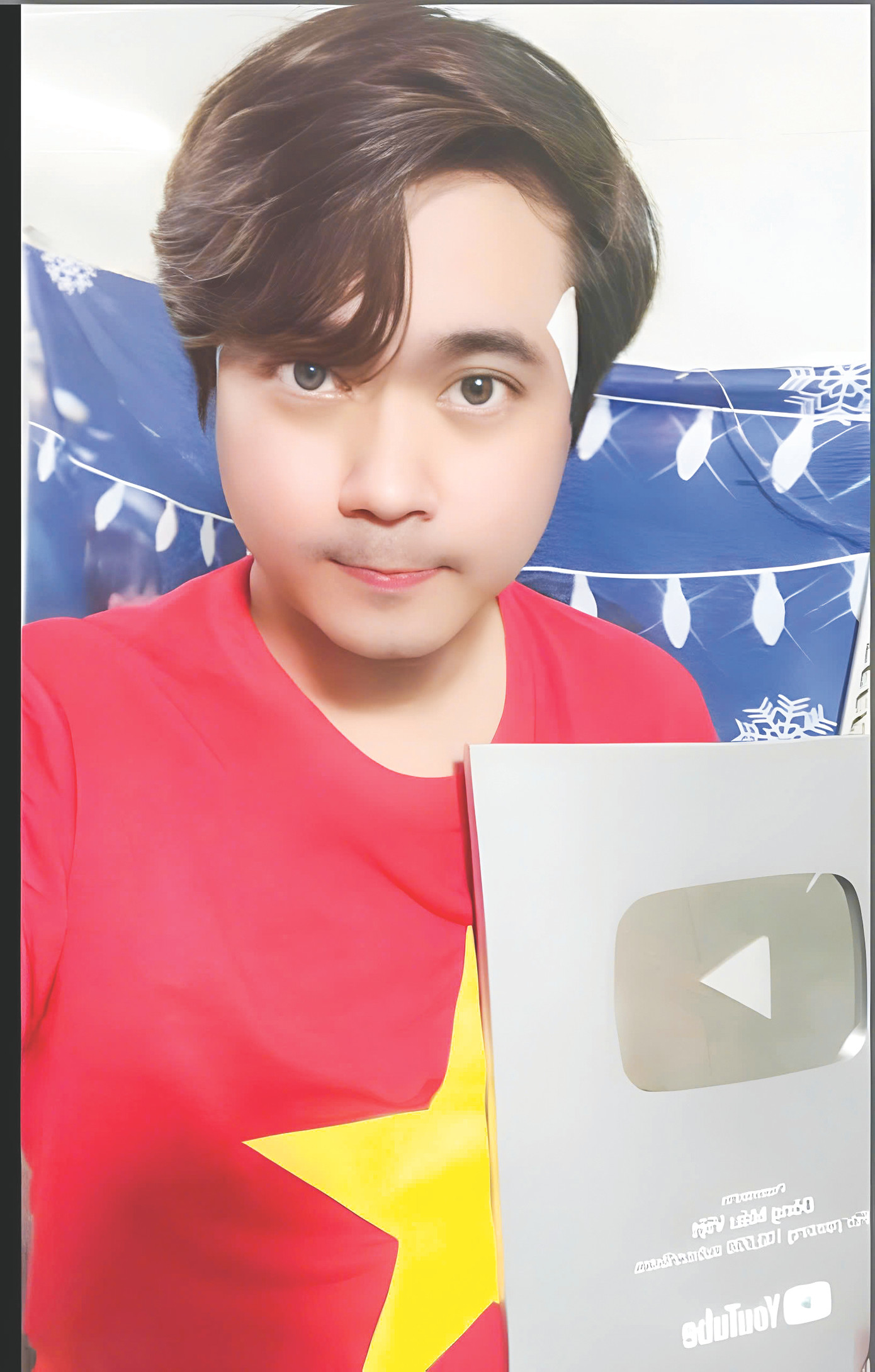 Anh Phạm Huy Hoàng, kênh Dòng Máu Việt chụp ảnh cùng nút bạc YouTube
