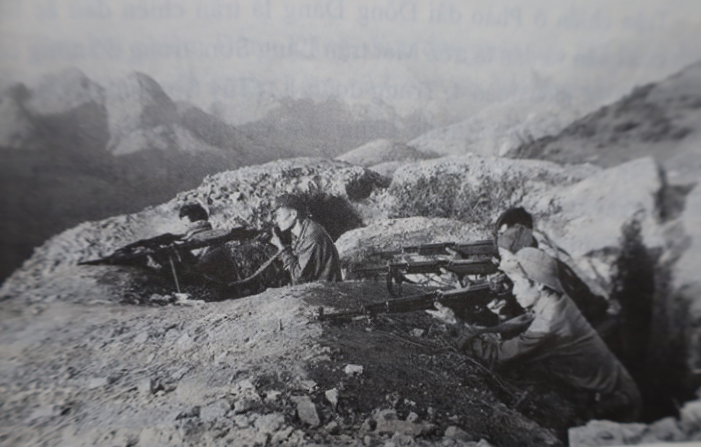 Chiến sỹ Lạng Sơn kiên cường bám trụ, đánh địch (ảnh tư liệu chụp tháng 2 năm 1979) Chiến sỹ Lạng Sơn kiên cường bám trụ, đánh địch (ảnh tư liệu chụp tháng 2 năm 1979)