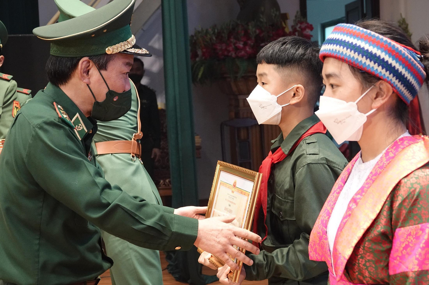 Lãnh đạo Bộ Tư lệnh BĐBP trao tặng Bằng khen cho các học sinh tiêu biểu trong chương trình “Nâng bước em tới trường - Con nuôi Đồn Biên phòng”. Ảnh: Nguyễn Minh