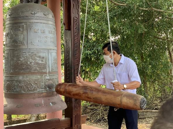 Chuông đồng tại khu chứng tích Sơn Mỹ được gióng lên để tưởng niệm những đồng bào đã mất. Ảnh: Nguyễn Ngọc Chuông đồng tại khu chứng tích Sơn Mỹ được gióng lên để tưởng niệm những đồng bào đã mất. Ảnh: Nguyễn Ngọc