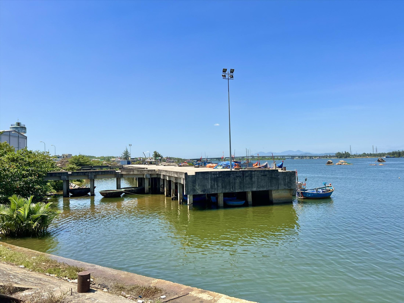 Cầu cảng cá sông Trà Bồng, hơn 12 năm sử dụng vẫn không có tấn hải sản qua cảng Ảnh: NN