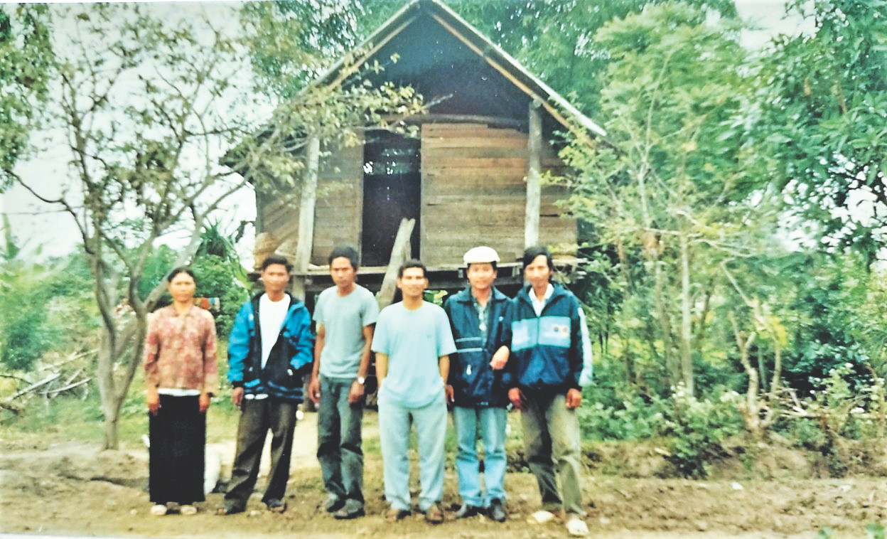 Tác giả (đội mũ, thứ hai từ phải qua) cùng một số cán bộ, người dân địa phương trước căn nhà bà Ksor H’BleKsor H’Ble. Ảnh chụp chiều 29/12/2021. Tác giả (đội mũ, thứ hai từ phải qua) cùng một số cán bộ, người dân địa phương trước căn nhà bà Ksor H’BleKsor H’Ble. Ảnh chụp chiều 29/12/2021.