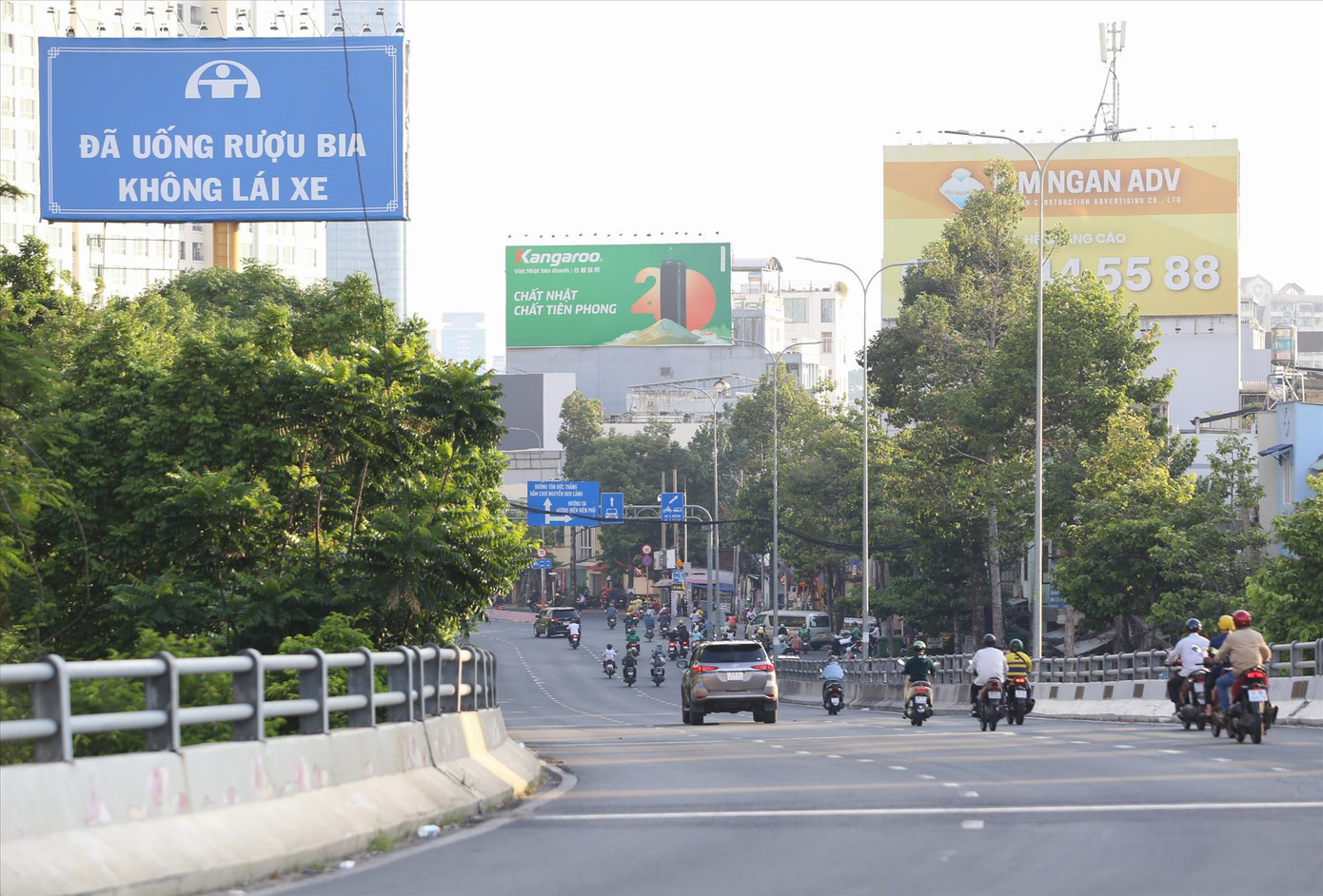 Quảng cáo ngoài trời đem lại nguồn thu đáng kể cho ngân sách TPHCM. Ảnh: NGÔ TÙNG
