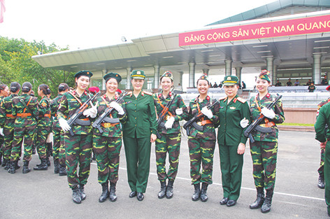 Trung tướng Lê Thu Hà với các nữ quân nhân BV 108. Trung tướng Lê Thu Hà với các nữ quân nhân BV 108.