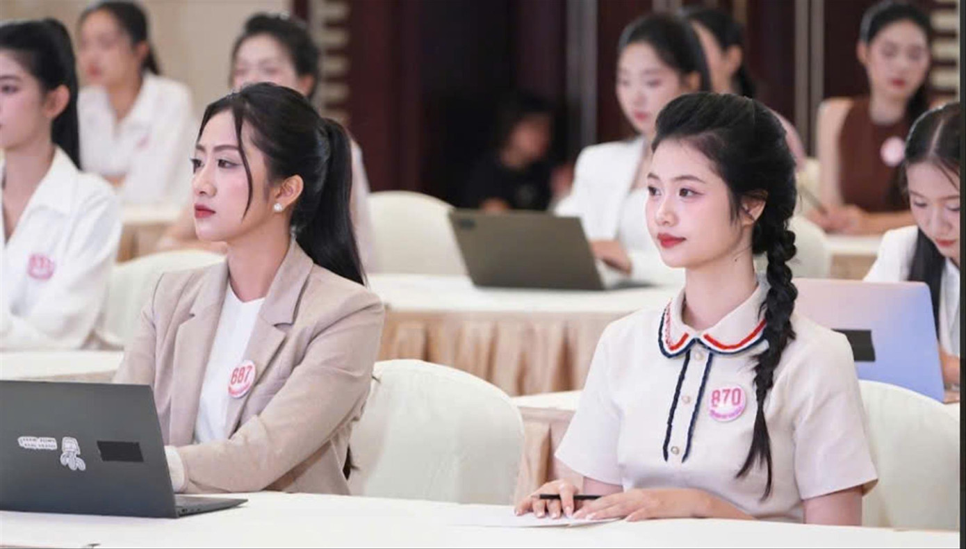 Thí sinh Hoa hậu Việt Nam 2024 được gặp gỡ, học hỏi từ chuyên gia để vận hành các dự án thiện nguyện chuyên nghiệp hơn. Ảnh: Nguyễn Đức