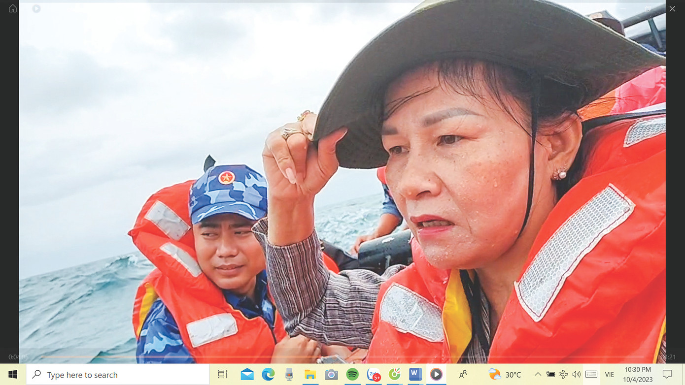 Chị Tố Nga trên xuồng vào thăm đảo giữa lúc mưa gió và biển động