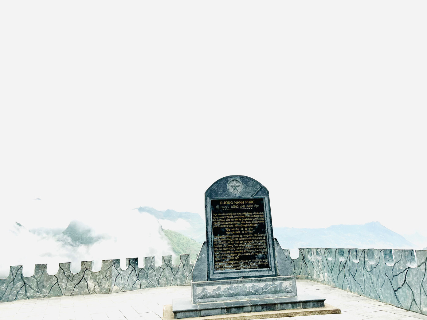 Tượng đài Thanh niên Xung phong xây dựng Con đường Hạnh Phúc. Ảnh: Lê Xuân Sơn. Tượng đài Thanh niên Xung phong xây dựng Con đường Hạnh Phúc. Ảnh: Lê Xuân Sơn.