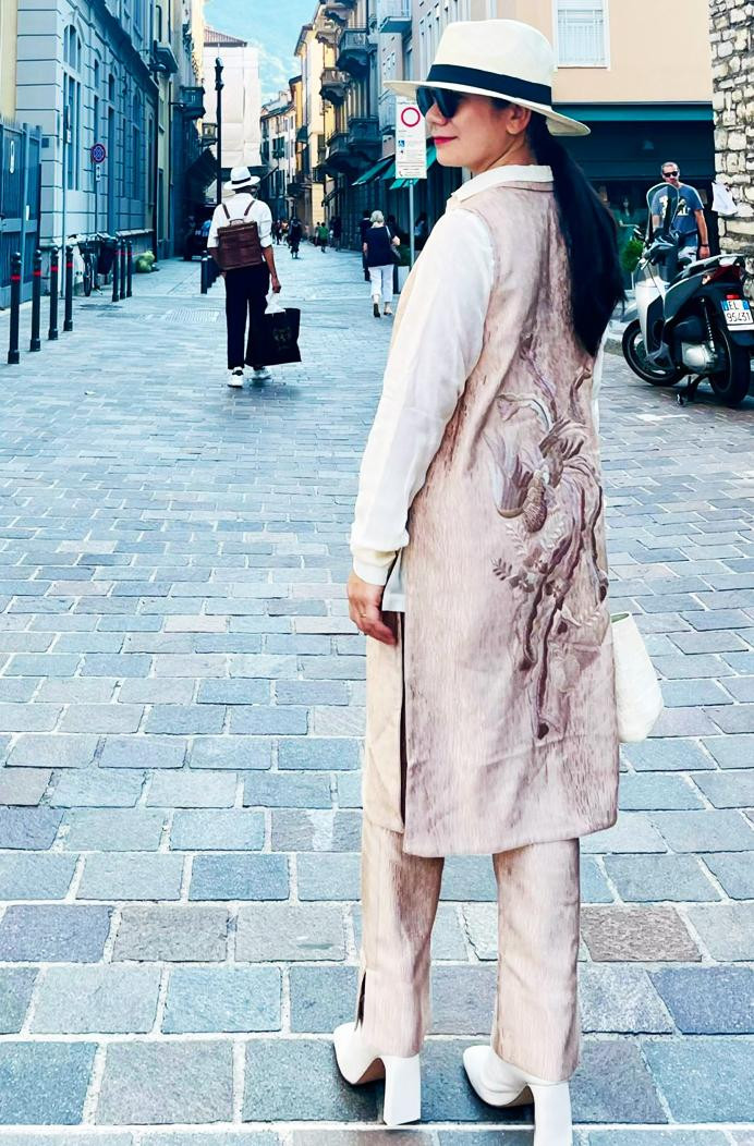 Trang phục lụa Bảo Lộc trên đường phố Italia