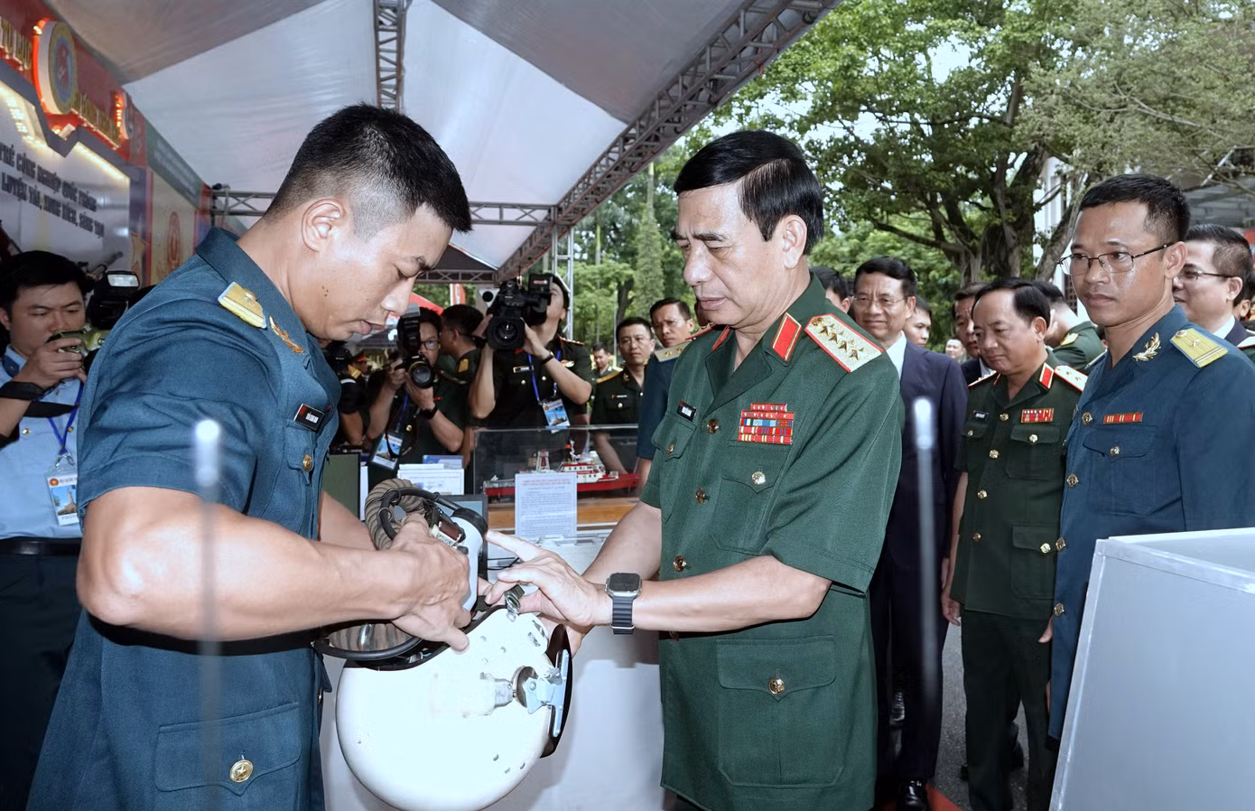 Đại tướng Phan Văn Giang, Bộ trưởng Bộ Quốc phòng kiểm tra trang bị cải tiến nhằm nâng cao khả năng tác chiến và đảm bảo an toàn cho lực lượng Không quân. Ảnh: Nguyễn Minh