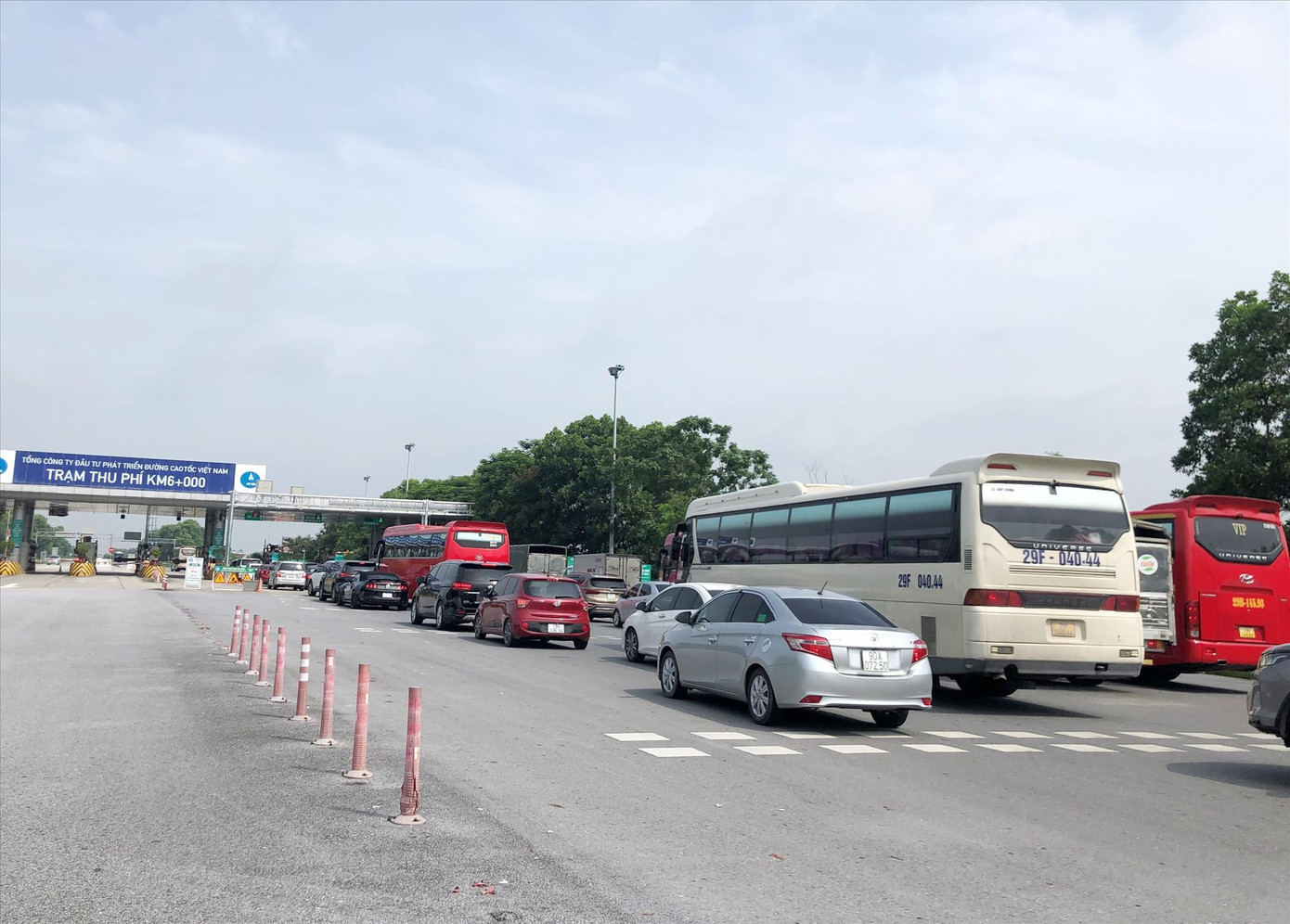 Ùn tắc kéo dài do xe phải dừng lấy vé trả tiền mặt tại trạm thu phí cao tốc Nội Bài - Lào Cai sáng 18/7 Ảnh: Anh Trọng Ùn tắc kéo dài do xe phải dừng lấy vé trả tiền mặt tại trạm thu phí cao tốc Nội Bài - Lào Cai sáng 18/7 Ảnh: Anh Trọng