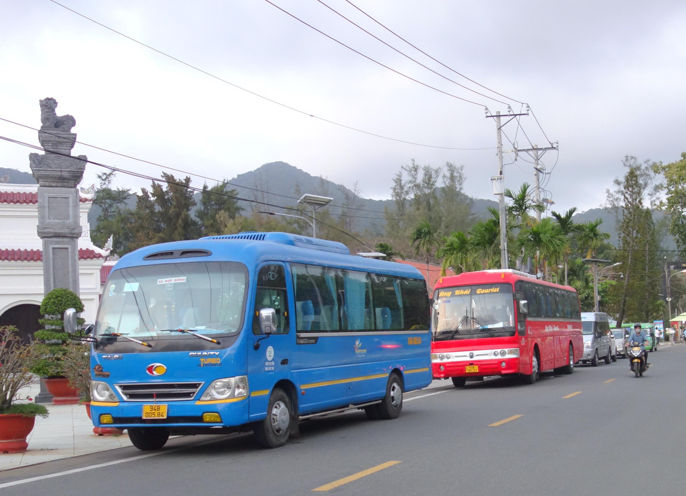 Những đoàn xe tấp nập đưa khách ghé nghĩa trang Hàng Dương