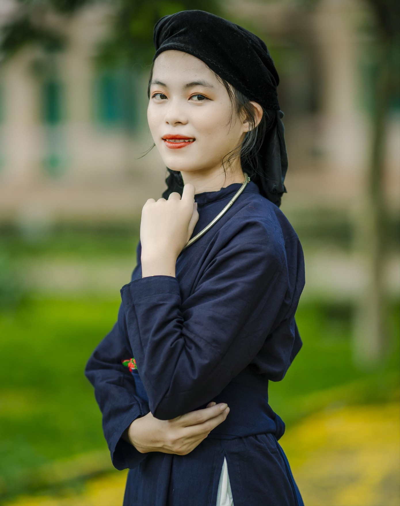 Cô sinh viên Đinh Thị Hoài Nhi trong trang phục dân tộc Tày. Cô mơ ước sẽ trở thành một nhà ngoại giao