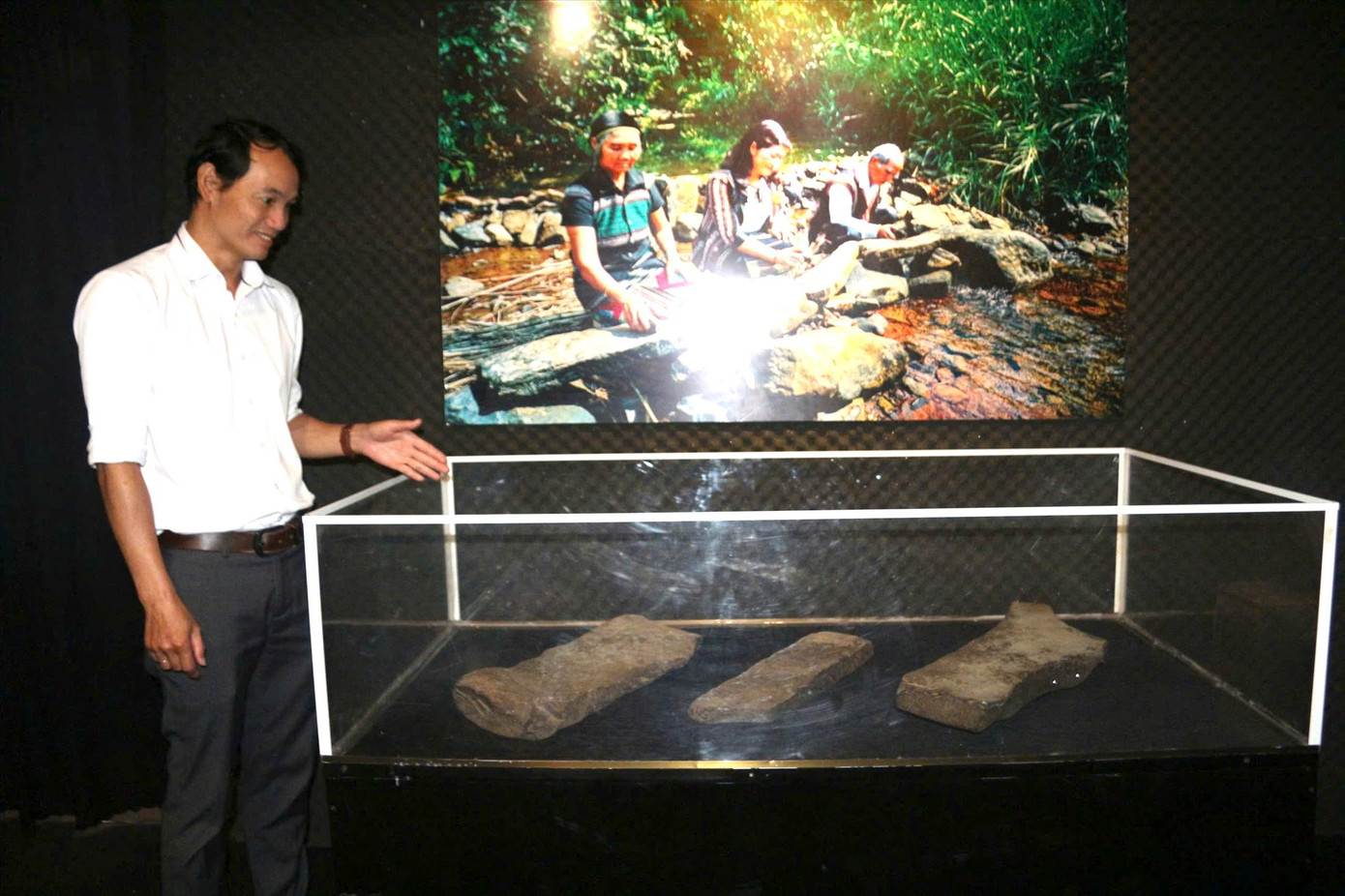 3 thanh đá tìm thấy ở suối Đăk Kar được trưng bày tại nhà triển lãm âm thanh tỉnh Đắk Nông. 3 thanh đá tìm thấy ở suối Đăk Kar được trưng bày tại nhà triển lãm âm thanh tỉnh Đắk Nông.