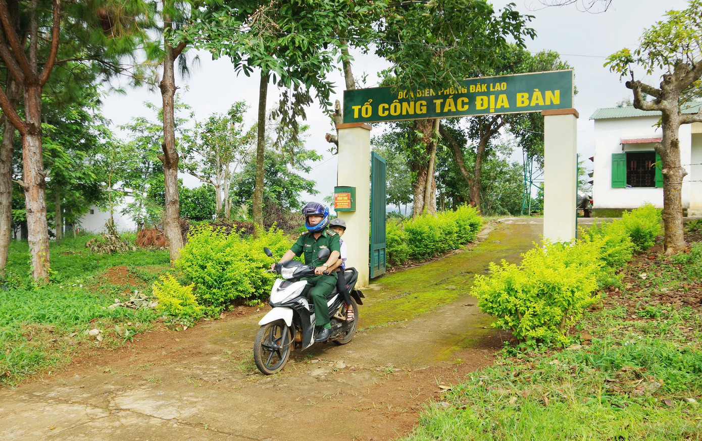 “Con nuôi biên phòng” được đưa đến trường “Con nuôi biên phòng” được đưa đến trường