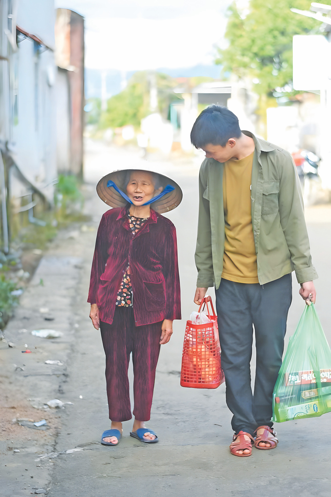 Trọng Hiếu đi chợ cùng cụ Thị