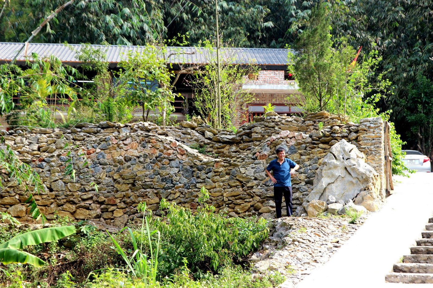 Kỹ sư, luật sư Vũ Đình Thảo trước nhà lưu niệm “Đồi thông hai mộ” Kỹ sư, luật sư Vũ Đình Thảo trước nhà lưu niệm “Đồi thông hai mộ”